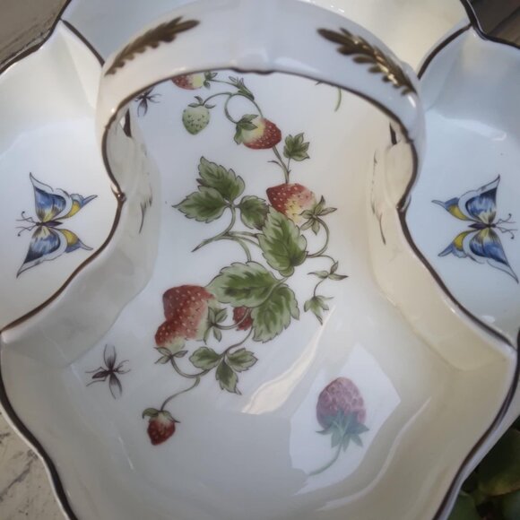 Adorable Vintage White Bone China Nantucket Strawberry/Butterfly Handled Porcela - Picture 3 of 13